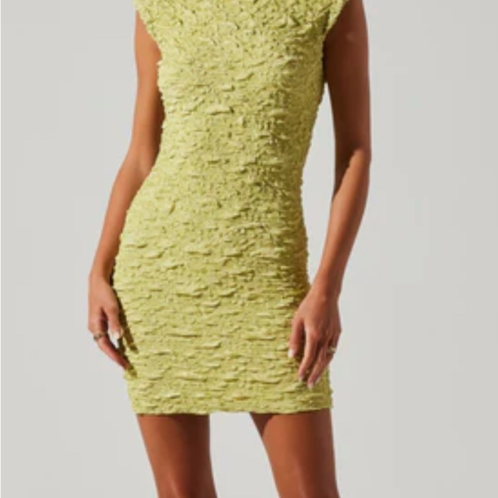 NWT ASTR THE LABEL Crinkled Popcorn Mini Bodycon Dress Light Yellow Sz Large